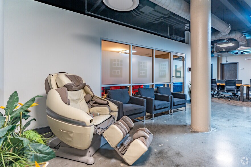 More Photos Of 1680 Fruitville Rd, Sarasota Office For Lease