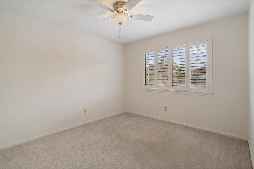 More Photos Of 124 Lake Point Dr, League City Specialty For Sale