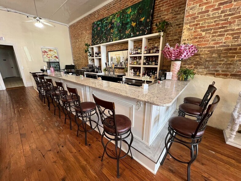 More Photos Of 119 E 5th St, Bonham Restaurant For Sale