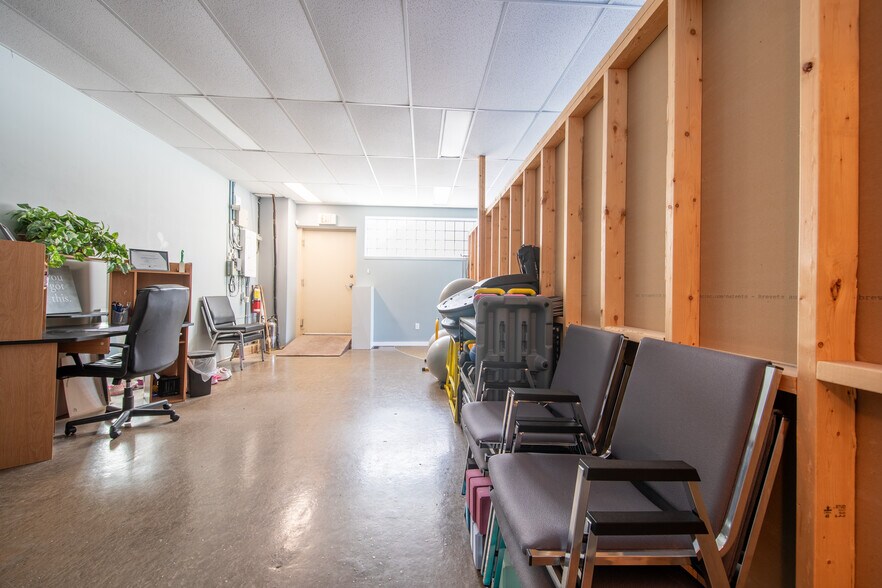 More Photos Of 5007 50 St, Lloydminster Office For Sale