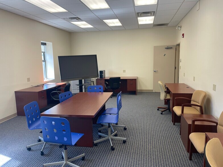More Photos Of 3644-3664 Edwards Rd, Cincinnati General Retail For Lease