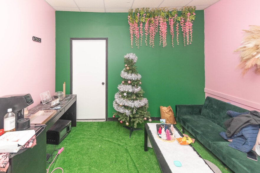 More Photos Of 5900 York Rd, Baltimore Storefront Retail Office For Sale