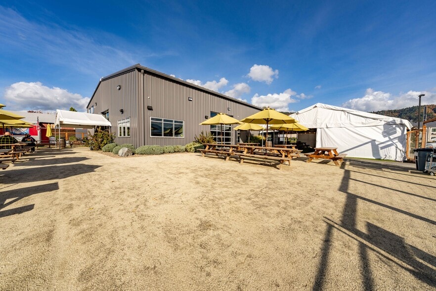 More Photos Of 1863 NW Washington Blvd, Grants Pass General Retail For Sale