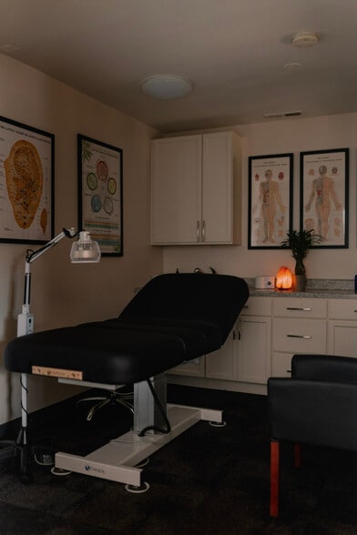 More Photos Of 381 N York Rd, Elmhurst Storefront Retail Office For Lease