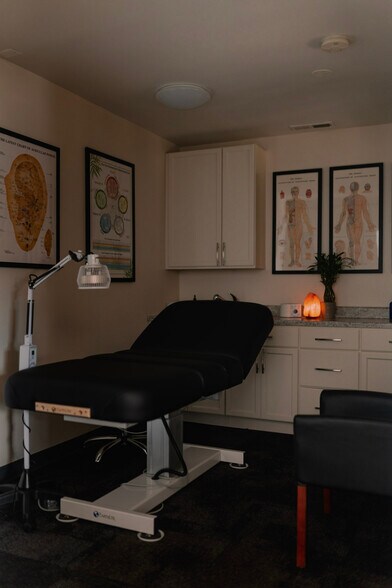 More Photos Of 381 N York Rd, Elmhurst Storefront Retail Office For Lease