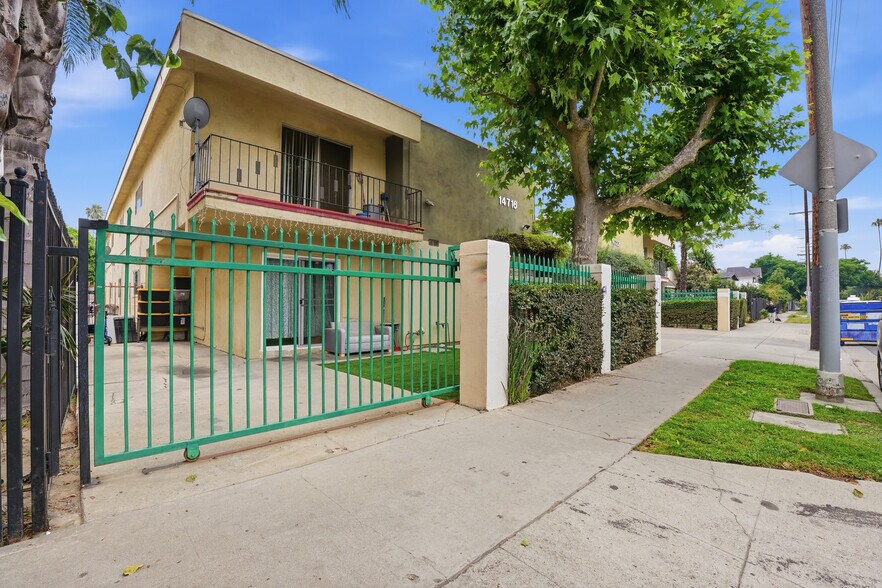 More Photos Of 14716-14722 Delano St, Van Nuys Multifamily For Sale