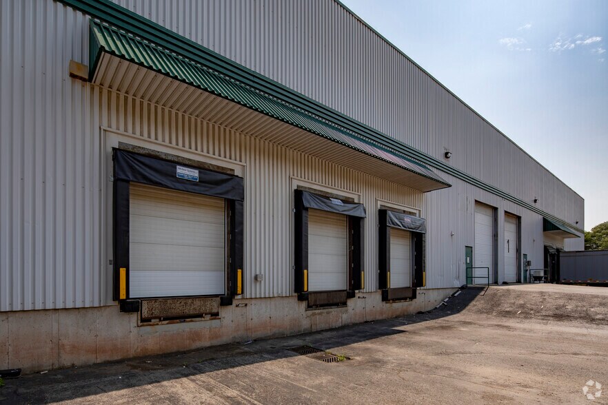 More Photos Of 1215 N Service Rd W, Oakville Warehouse For Lease