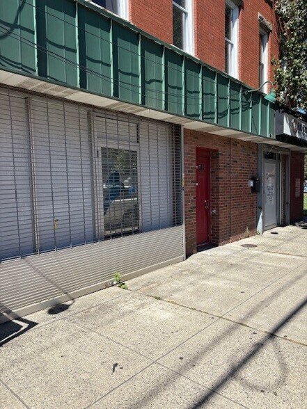 Primary Photo Of 583 E Main St, Bridgeport Storefront For Lease