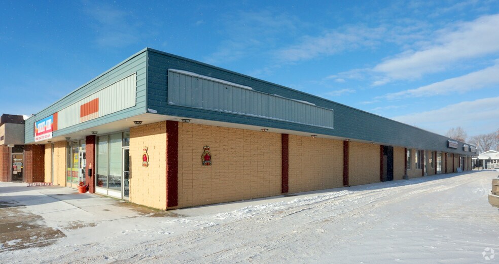 Primary Photo Of 5010-5020 49 St, Leduc Department Store For Lease