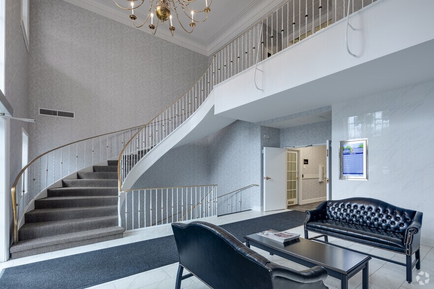 More Photos Of 15 Spinning Wheel Rd, Hinsdale Unknown For Lease