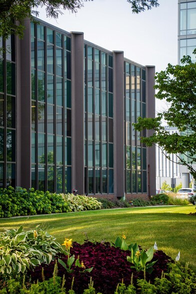 More Photos Of 903 Commerce Dr, Oak Brook Office For Lease