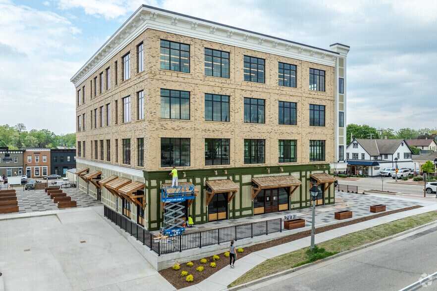 More Photos Of 705 Genesee St, Delafield Office For Lease