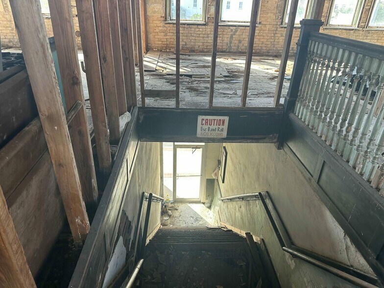 More Photos Of 104 E Main St, Lakeland Storefront Retail Office For Sale