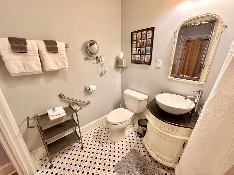 More Photos Of 615 College St, Clinton Hotel For Sale