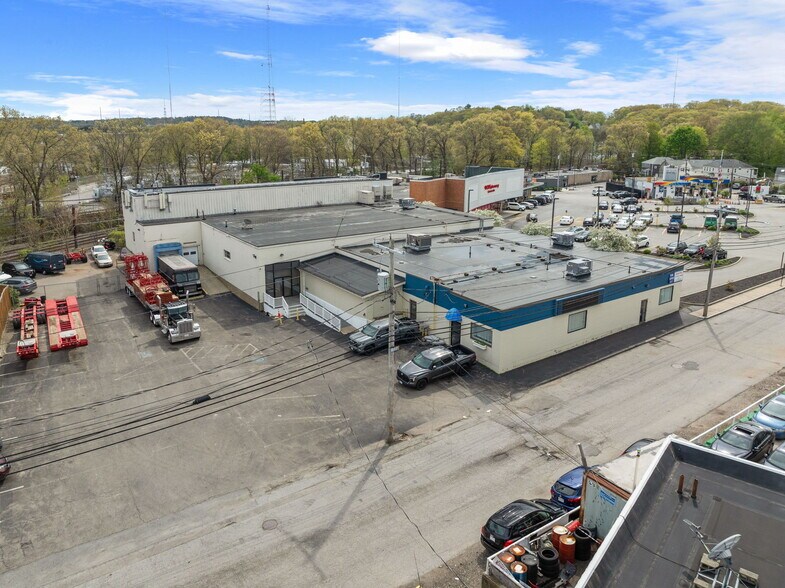 More Photos Of 56 Ramsdell St, Newton Showroom For Lease