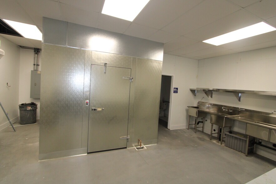 More Photos Of 10642-10650 Balboa Blvd, Granada Hills Storefront Retail Office For Lease