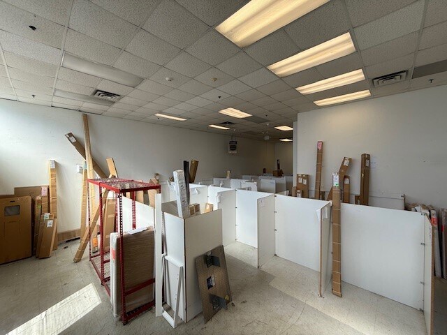 More Photos Of 2 Westchester Plz, Elmsford Light Manufacturing For Lease