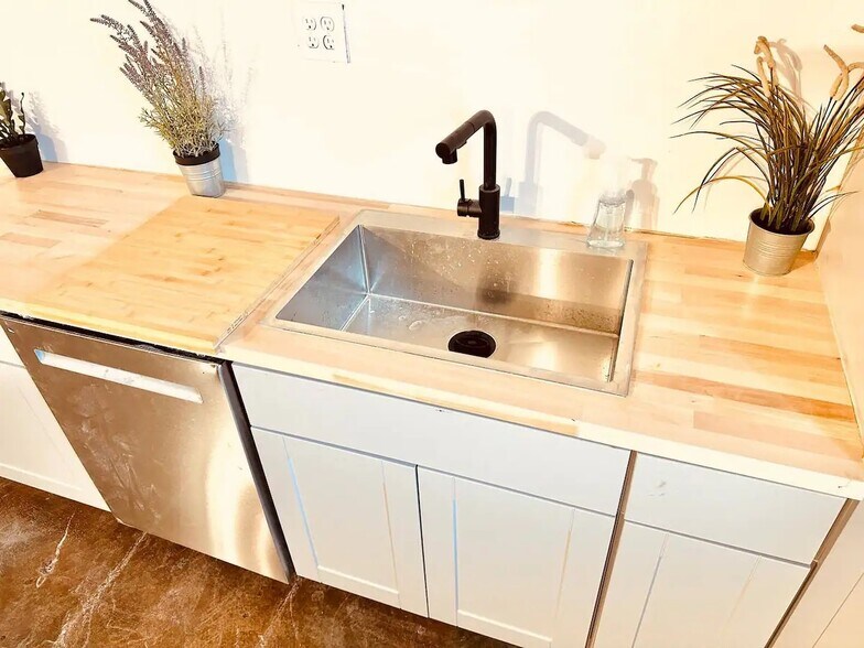 More Photos Of 380 SW Amal Dr, Atlanta Freestanding For Sale