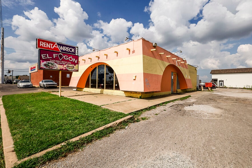More Photos Of 1555 S Bluffview St, Wichita Freestanding For Sale