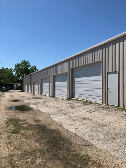 More Photos Of 12112 Roxie Dr, Austin Light Manufacturing For Lease