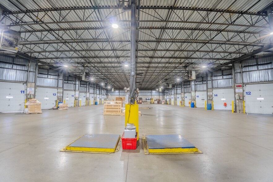 More Photos Of 13150 Boul Métropolitain E, Montréal Distribution For Sale