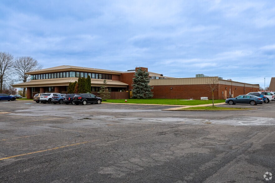 More Photos Of 5319 Hoag Dr, Sheffield Village Medical For Lease