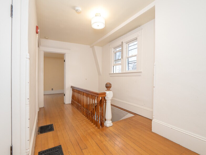 More Photos Of 317 NE Sacramento St, Portland Office For Sale