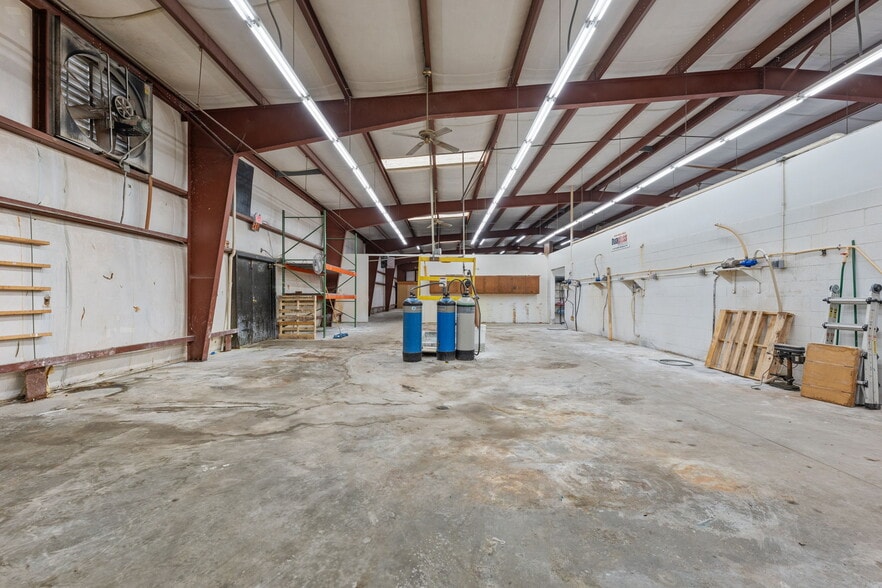 More Photos Of 2245 A Air Park Dr, Burlington Warehouse For Lease