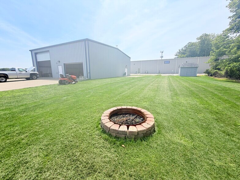 More Photos Of 260 Bridge Rd, Lakeside Marblehead Flex For Sale