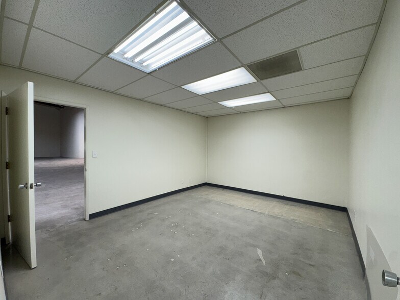 More Photos Of 440 E Walnut Ave, Fullerton Warehouse For Lease