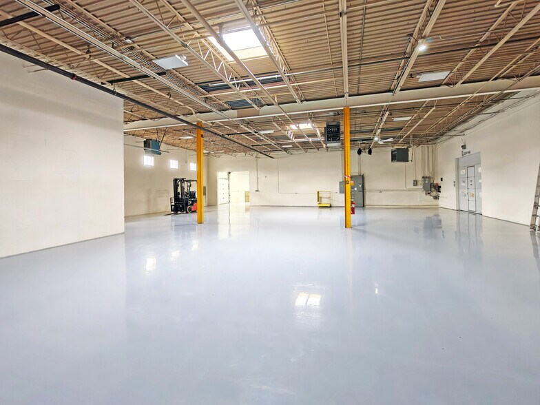 More Photos Of 320 S La Londe Ave, Addison Warehouse For Lease