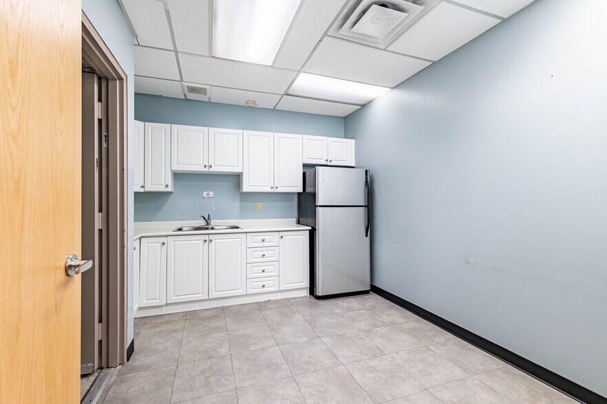 More Photos Of 220 Advance Blvd, Brampton Office For Sale