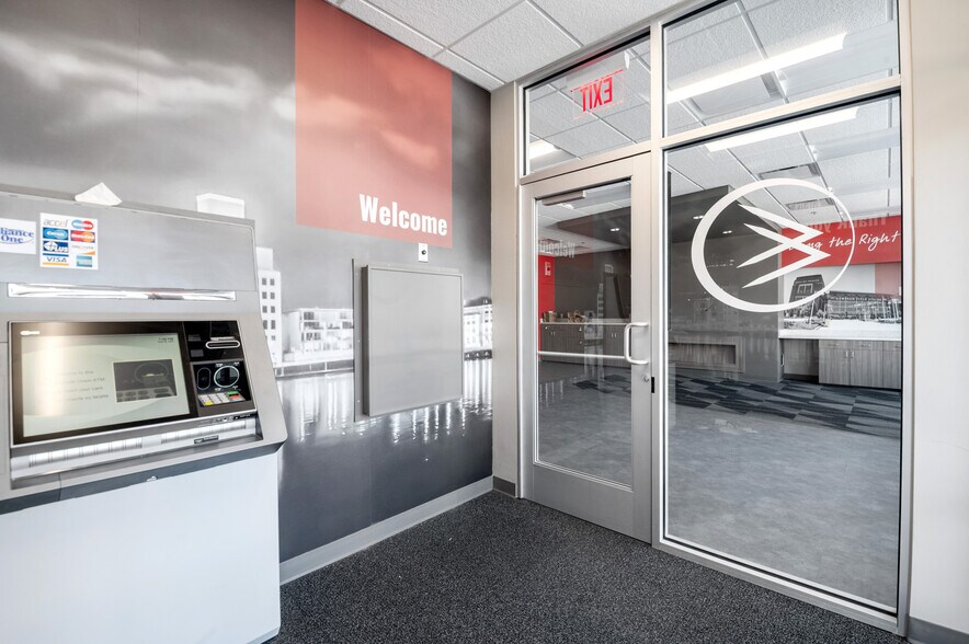 More Photos Of 100-140 N Washington St, Green Bay General Retail For Lease