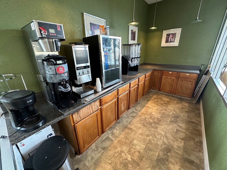 More Photos Of 1001 E 6th St, Junction City Hotel For Sale