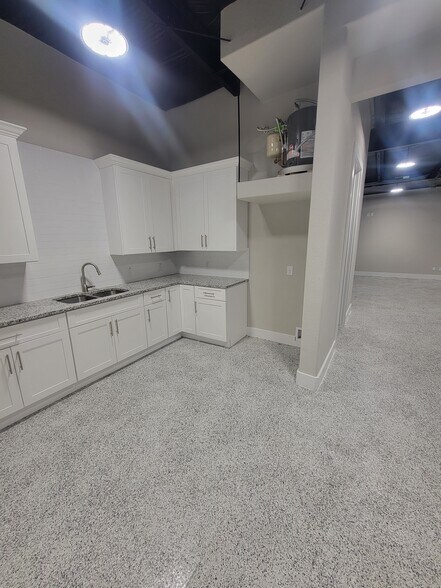 More Photos Of 136 W Nacogdoches St, New Braunfels Service For Sale