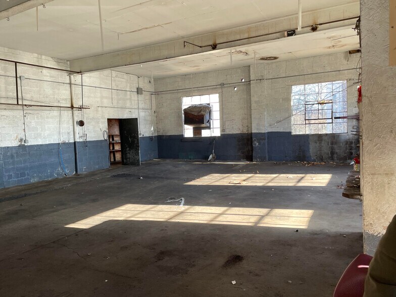 More Photos Of 375-379 North St, Middletown Auto Repair For Sale