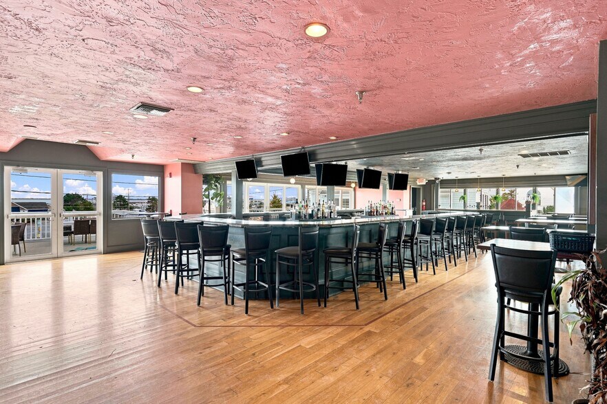 More Photos Of 170 Water St, Plymouth Storefront For Lease