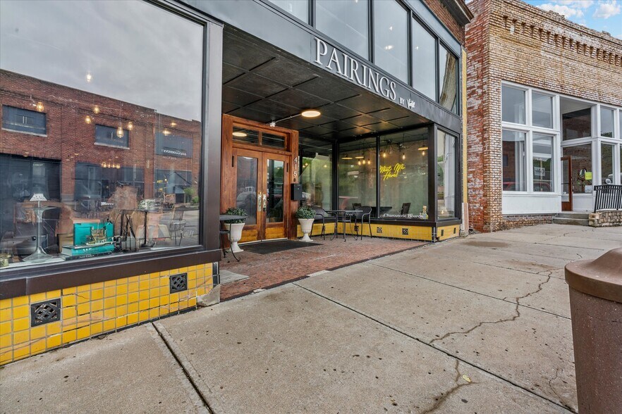 More Photos Of 415 S Thompson Ave, Excelsior Springs Bar For Sale