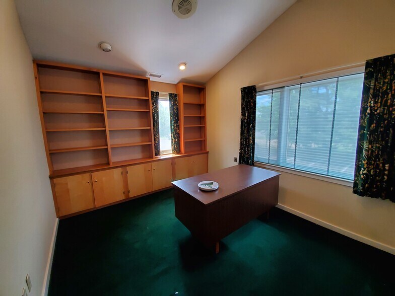 More Photos Of 920 Lawn Ave, Sellersville Medical For Sale