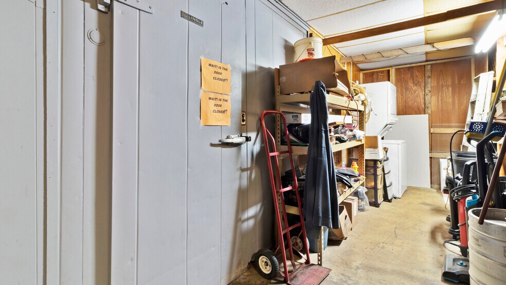 More Photos Of 1734 N Main St, Paris Freestanding For Sale