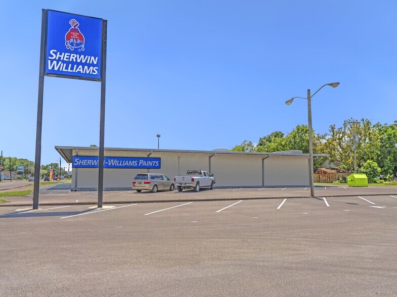 More Photos Of 2900 Avenue F, Bay City Freestanding For Sale