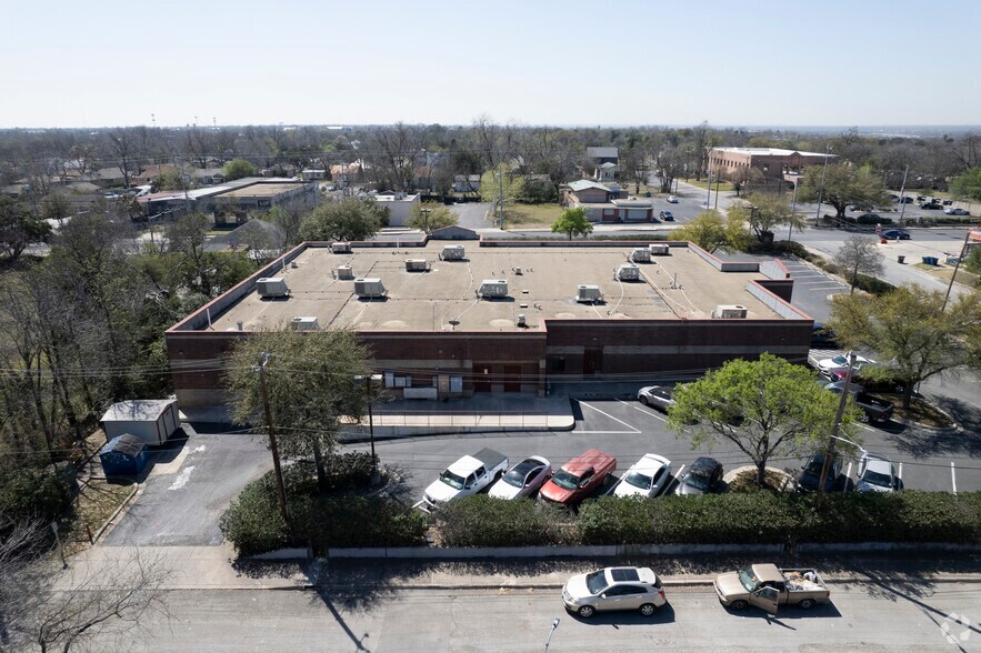 More Photos Of 2011 E Houston St, San Antonio Medical For Lease