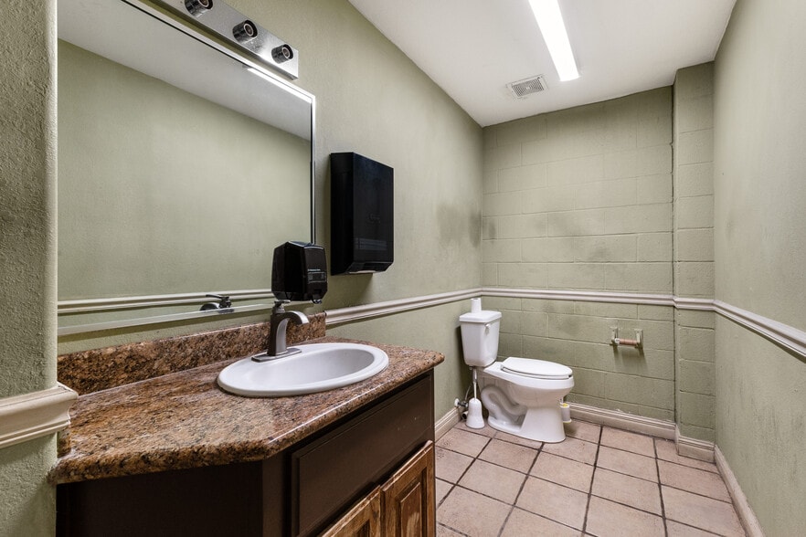 More Photos Of 3101 N 10th St, McAllen General Retail For Lease