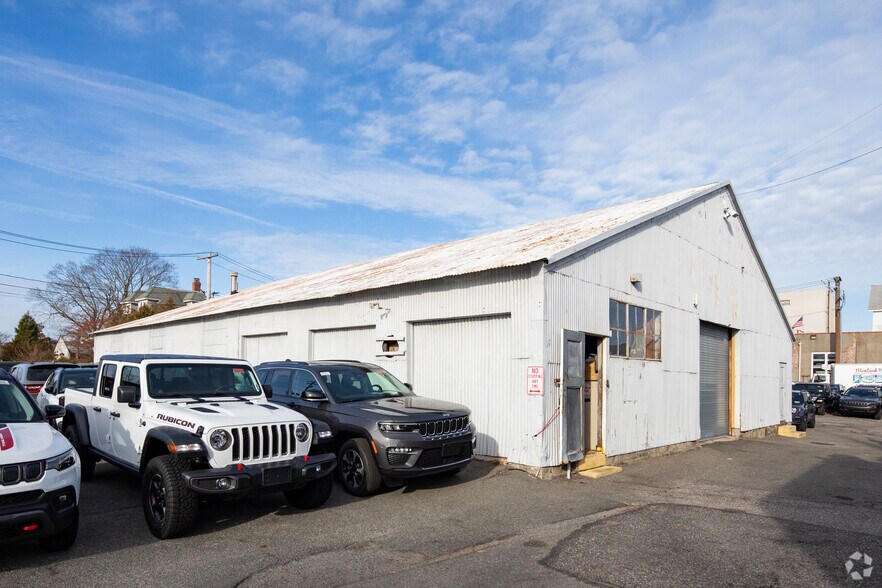 More Photos Of 642 W Main St, Riverhead Auto Dealership For Lease