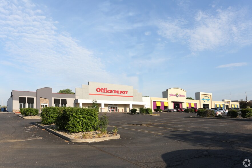 More Photos Of 2525 Iowa St, Lawrence Freestanding For Lease