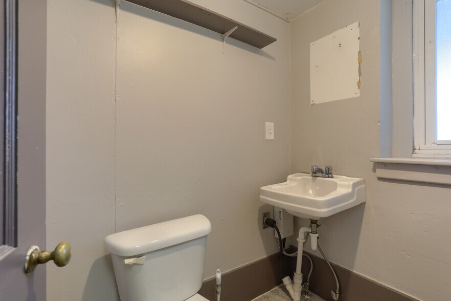 More Photos Of 19 W Market St, Jonestown Storefront Retail Office For Lease