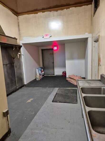More Photos Of 5-7 W Patapsco Ave, Baltimore Bar For Lease