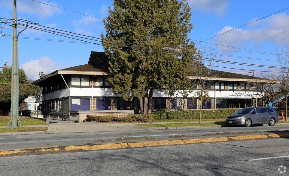 More Photos Of 809 W 41st Ave, Vancouver Medical For Lease