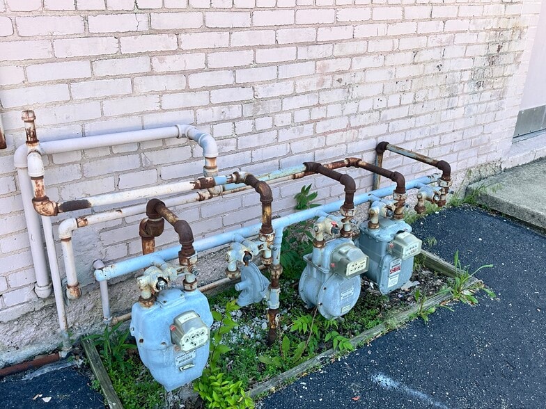 More Photos Of 201 W 3rd St, Marion General Retail For Sale