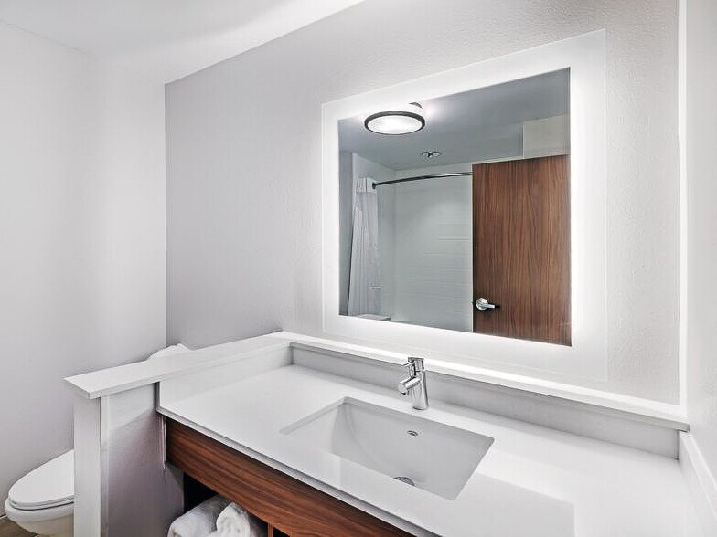 More Photos Of 3401 Blue Comet Dr, Chanute Hotel For Sale